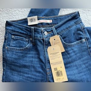 LEVI’S Woman’s 721 High-Rise Skinny Distressed Medium Wash Size 0 - W25 x L30.